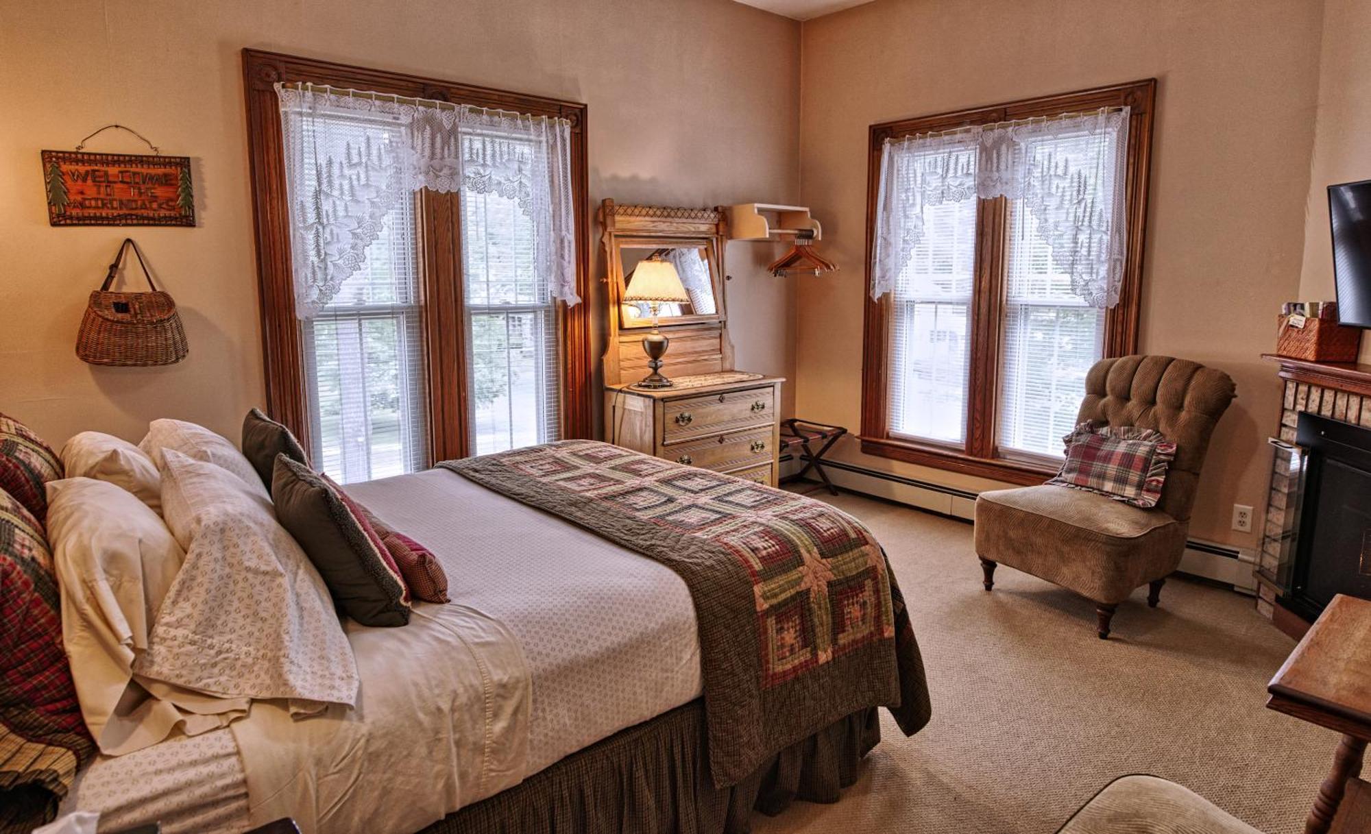 Rockwell Falls Inn And Wine Bar Lake Luzerne Bilik gambar