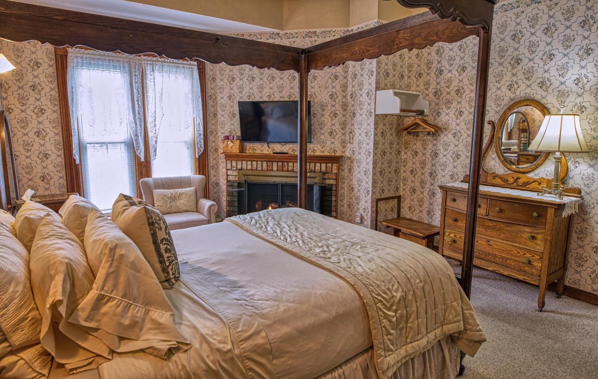 Rockwell Falls Inn And Wine Bar Lake Luzerne Bilik gambar