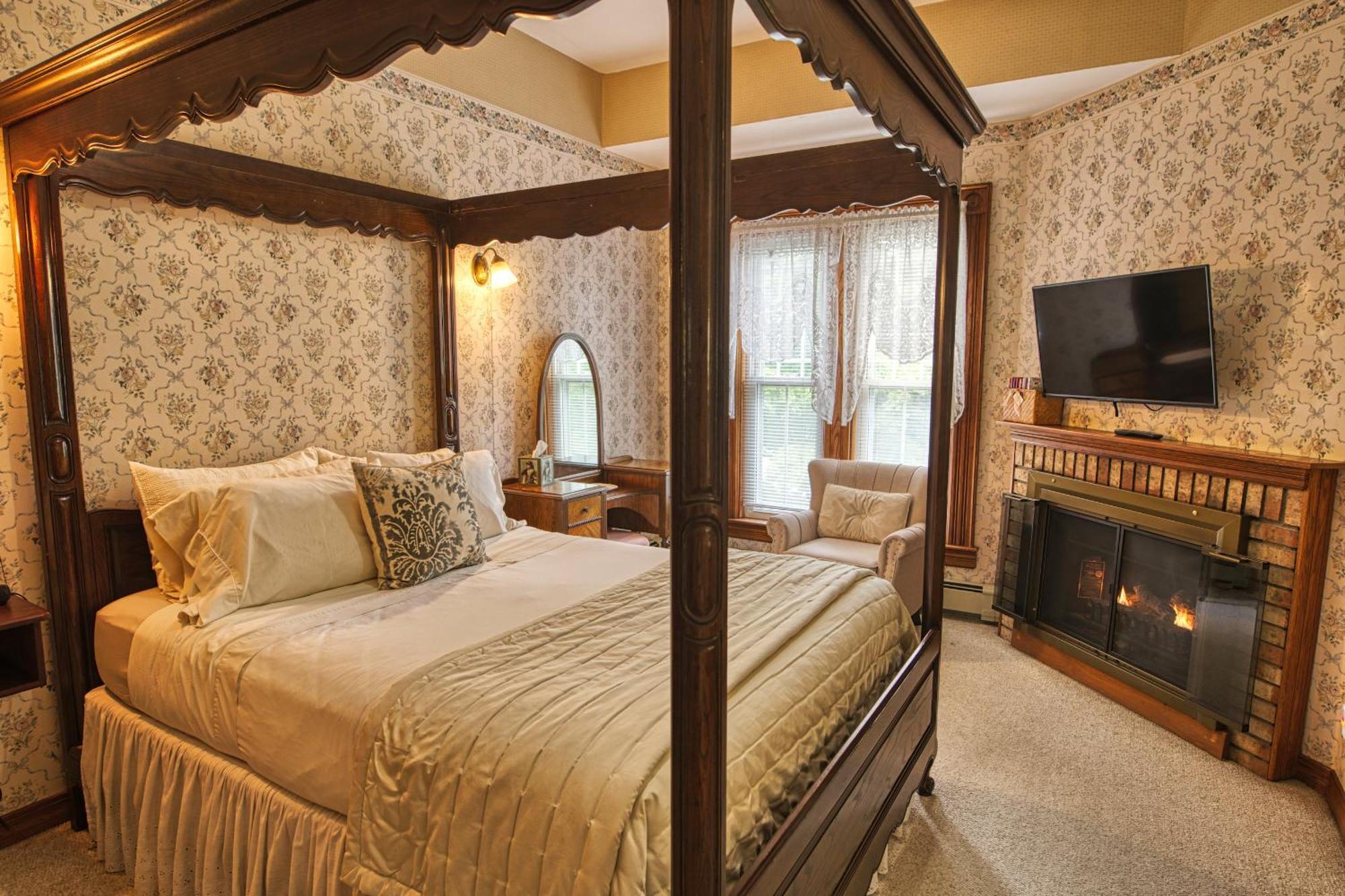 Rockwell Falls Inn And Wine Bar Lake Luzerne Bilik gambar