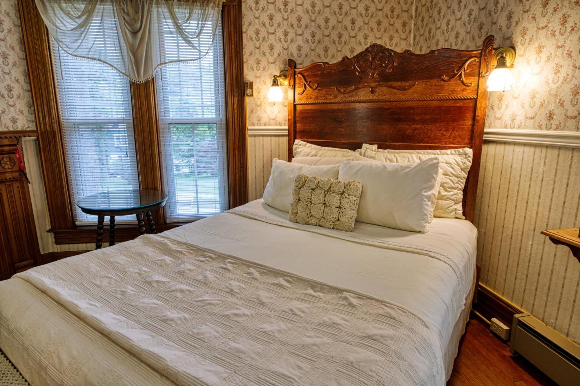 Rockwell Falls Inn And Wine Bar Lake Luzerne Bilik gambar