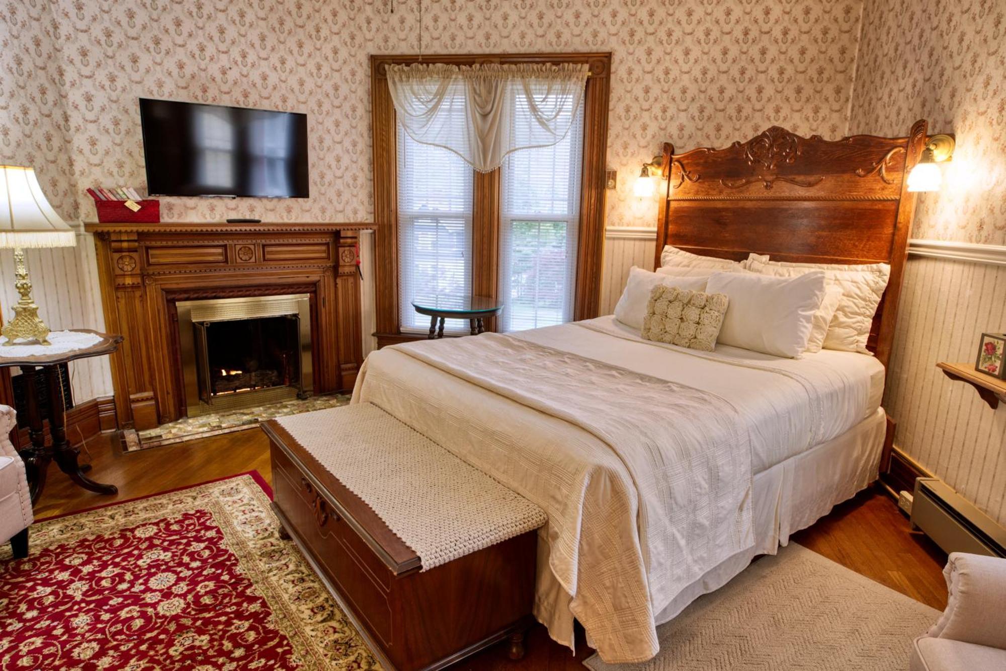 Rockwell Falls Inn And Wine Bar Lake Luzerne Bilik gambar
