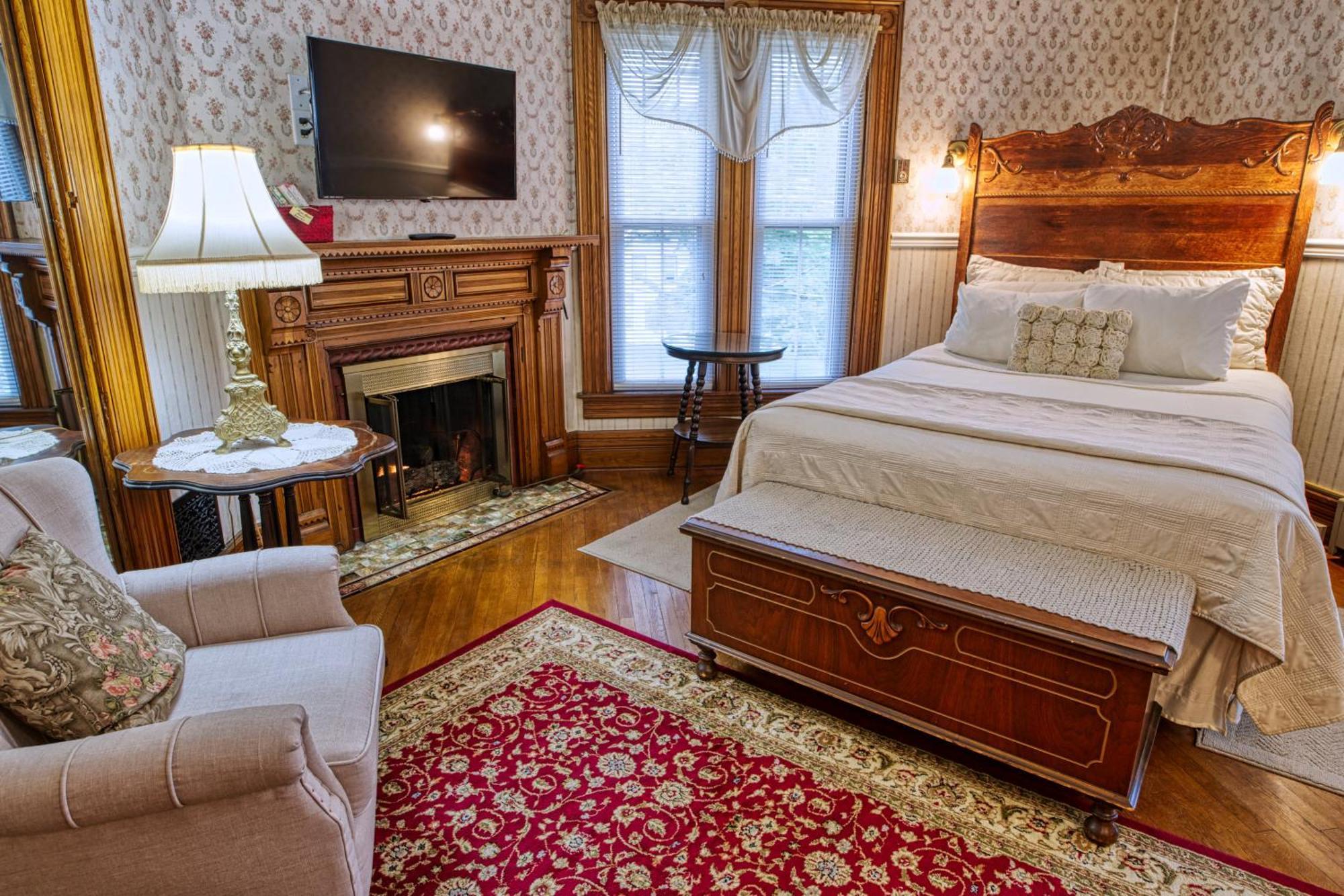 Rockwell Falls Inn And Wine Bar Lake Luzerne Bilik gambar