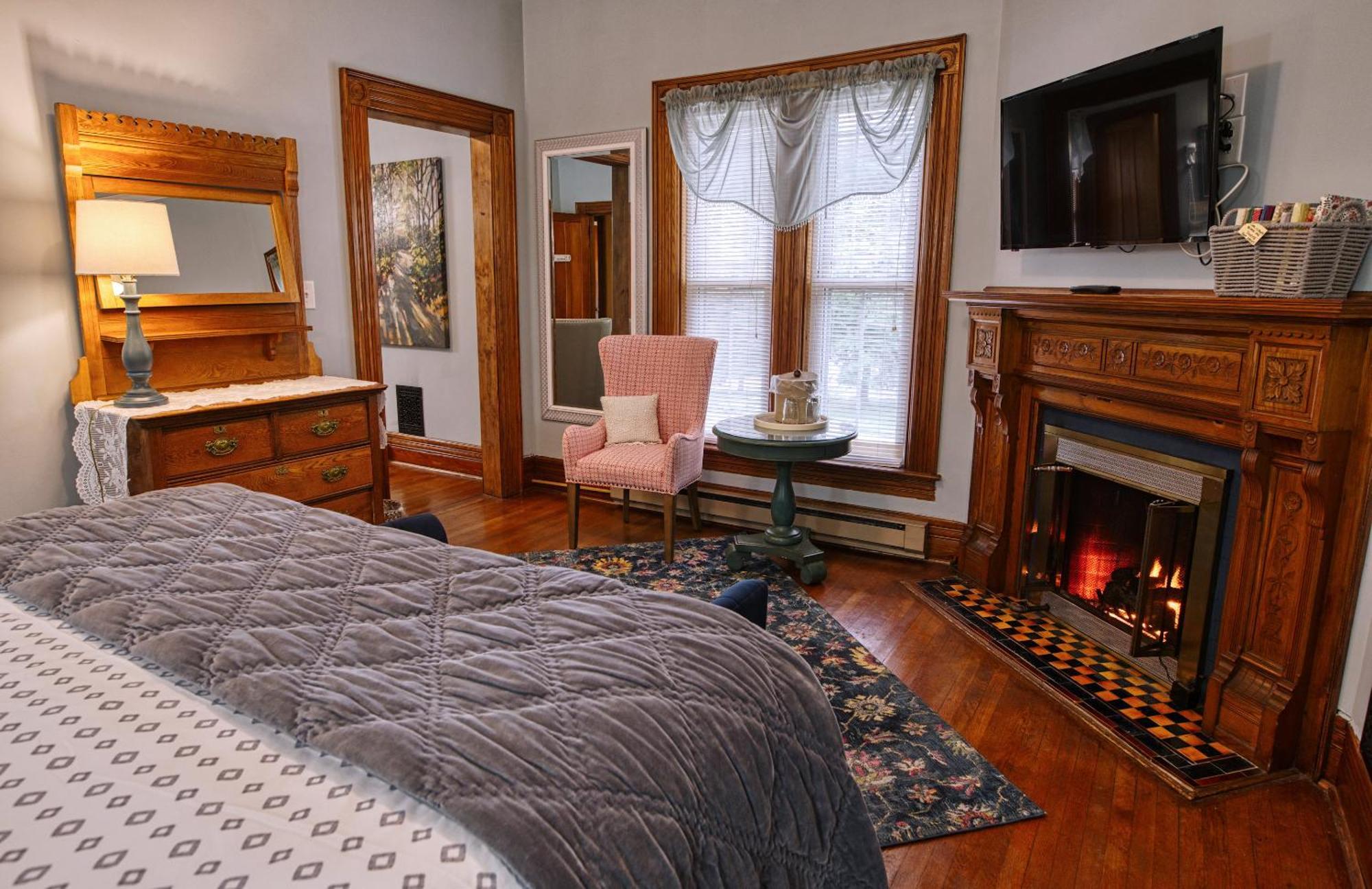 Rockwell Falls Inn And Wine Bar Lake Luzerne Bilik gambar